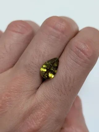 Titanita Natural Verde Amarilla