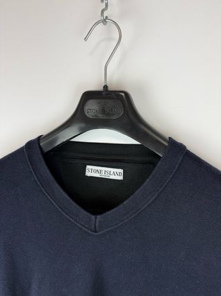 Maglione blu con scollo a V Stone Island