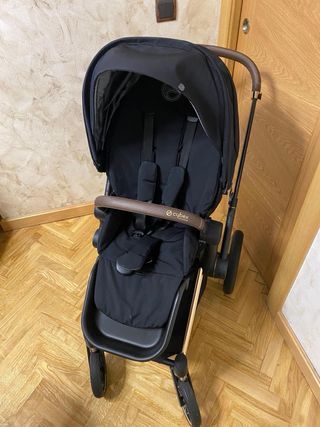Carro de bebé Cybex negro y dorado