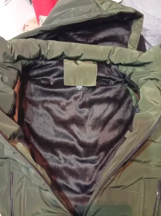 Chaleco acolchado verde con capucha