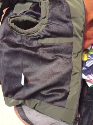 Chaleco acolchado verde con capucha