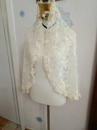 Mantilla de fallera a estrenar media luna