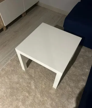 Mesa auxiliar blanca de madera