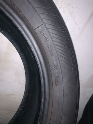 Neumático 215/55/17 Goodyear Al 90% Pareja 50 euro