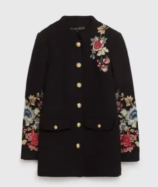 Abrigo negro con bordado floral