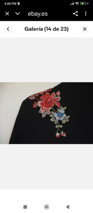 Abrigo negro con bordado floral