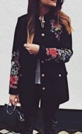 Abrigo negro con bordado floral