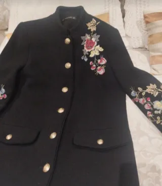 Abrigo negro con bordado floral