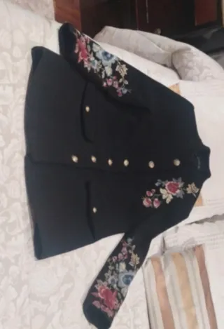 Abrigo negro con bordado floral