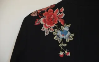 Abrigo negro con bordado floral