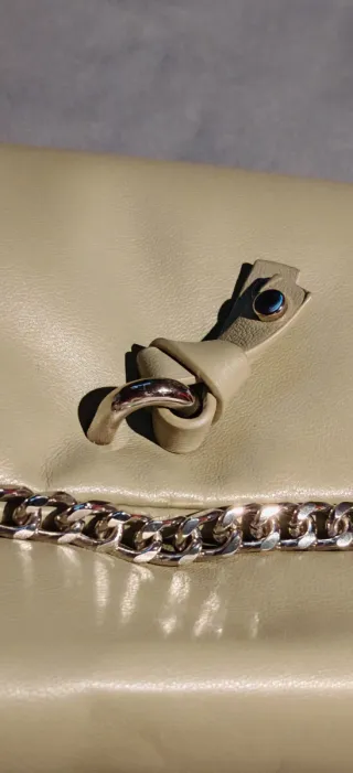 Bolso bandolera acolchado beige y negro