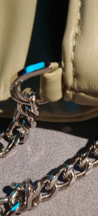 Bolso bandolera acolchado beige y negro