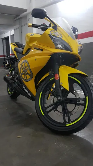 Yamaha YZF R125R Amarilla