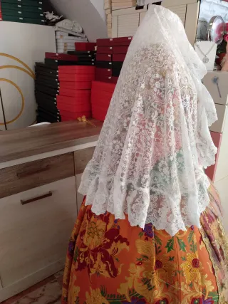 Mantilla fallera media luna a estrenar