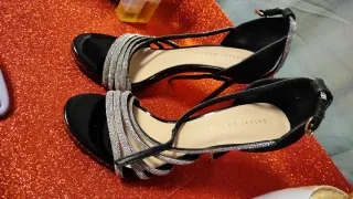 Sandalias de tacón negras con pedrería