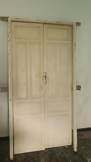 Puerta doble maciza antigua con marco