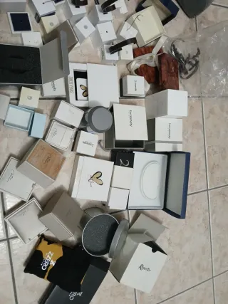 Espositori e porta gioielli assortiti