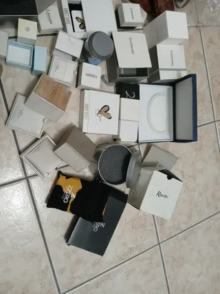 Espositori e porta gioielli assortiti