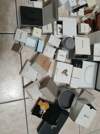 Espositori e porta gioielli assortiti