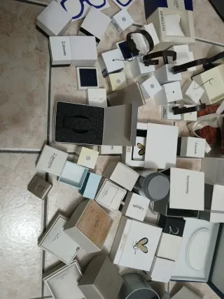 Espositori e porta gioielli assortiti