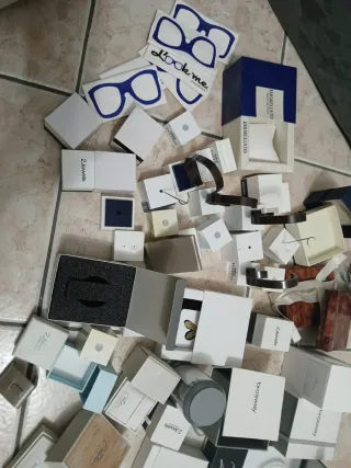 Espositori e porta gioielli assortiti