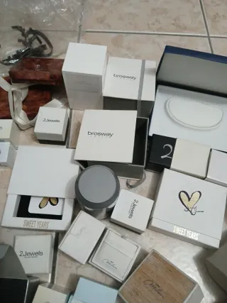 Espositori e porta gioielli assortiti