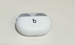 Beats Studio Buds — Blancos — excelente estado