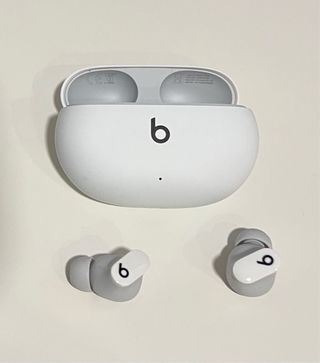 Beats Studio Buds — Blancos — excelente estado