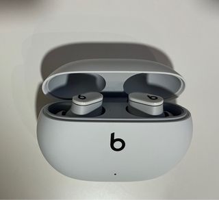 Beats Studio Buds — Blancos — excelente estado