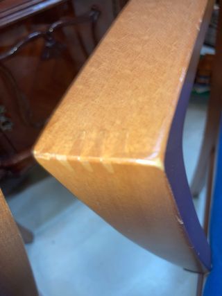 Sillas de madera noble con asiento azul