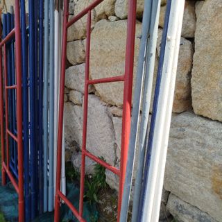 Lote 11 marcos y 3 tijeras andamios