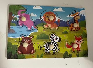 Juego de mesa de madera con animales