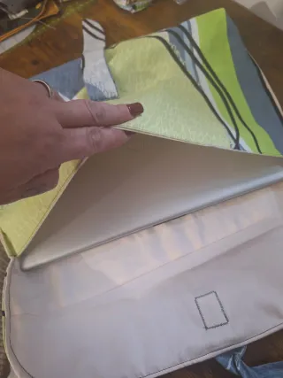 Funda portátil con diseño abstracto