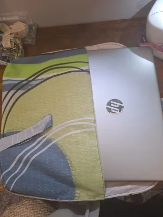 Funda portátil con diseño abstracto