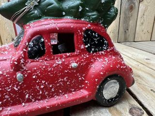 COCHE NAVIDEÑO CON ARBOL ROJO 23CM