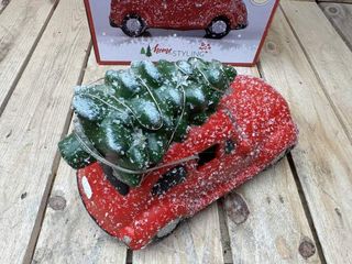 COCHE NAVIDEÑO CON ARBOL ROJO 23CM