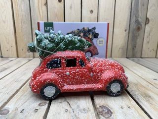 COCHE NAVIDEÑO CON ARBOL ROJO 23CM