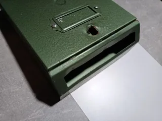 Buzón metálico verde con ranura