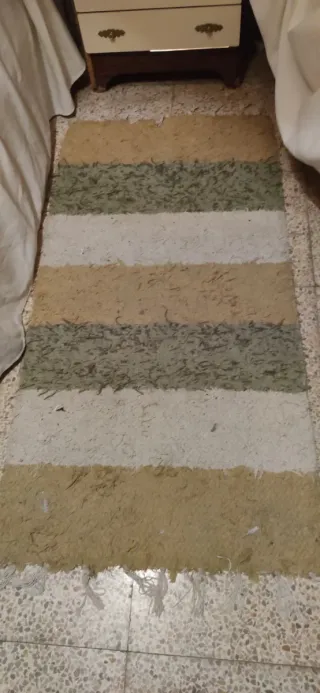 Alfombra de tela beige y verde