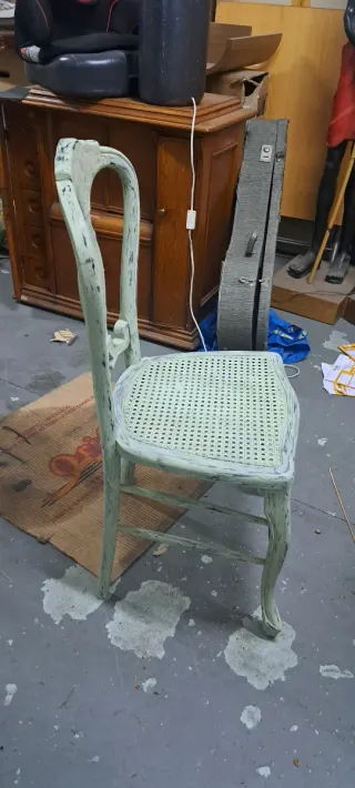 Silla de madera y ratán