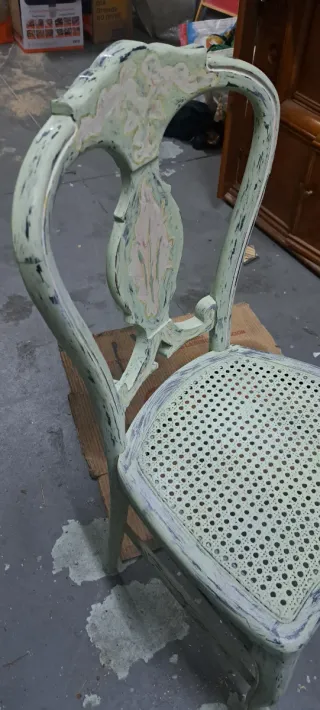Silla de madera y ratán