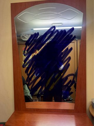 Mueble recibidor de madera con espejo