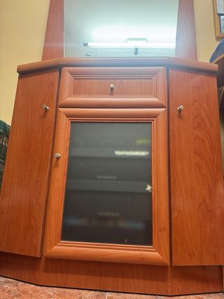 Mueble recibidor de madera con espejo