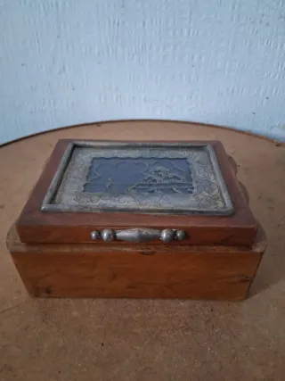 Scatola in legno con decorazione metallica anni 50