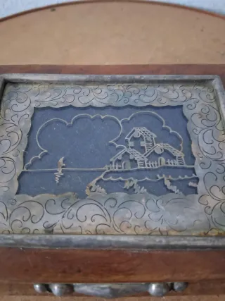 Scatola in legno con decorazione metallica anni 50