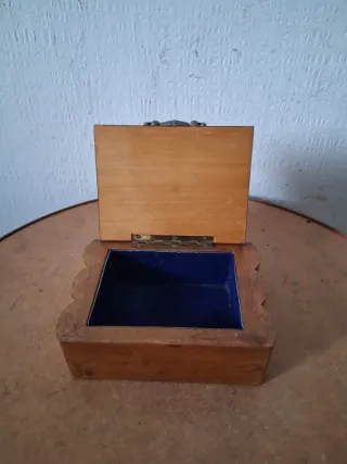 Scatola in legno con decorazione metallica anni 50