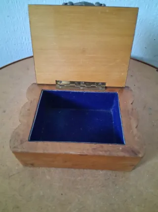 Scatola in legno con decorazione metallica anni 50