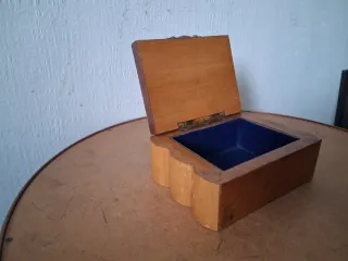 Scatola in legno con decorazione metallica anni 50