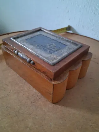 Scatola in legno con decorazione metallica anni 50