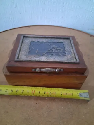 Scatola in legno con decorazione metallica anni 50